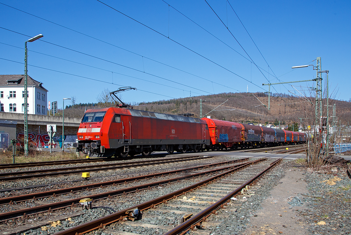 Die 152 031-1 (91 80 6152 031-1 D-DB) der DB Cargo AG fährt am 29.03.2021 mit gemischichten Güterzug durch Niederschelden in Richtung Köln.

Die Siemens ES 64 F wurde 1998 bei Krauss-Maffei in München-Allach unter der Fabriknummer 20158 gebaut. 
