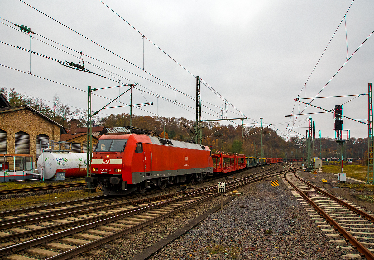 Die 152 063-4 (91 80 6152 063-4 D-DB) der DB Cargo AG f�hrt am 20.11.2021 mit einem sehr langen Leerzug von Autotransportwagen (u.a. der Gattung Laaers 560 und Hcceerrs 330), durch den Bahnhof Betzdorf (Sieg) in Richtung Siegen.

Die Siemens ES64F wurde1998 noch von Krauss-Maffei in M�nchen-Allach unter der Fabriknummer 20190 f�r die Deutsche Bahn AG gebaut.
