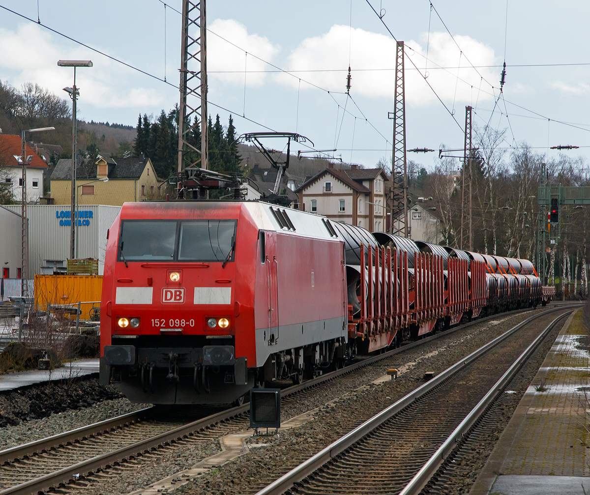 
Die 152 098-0 (91 80 6152 098-0 D-DB) der DB Schenker Rail Deutschland AG fährt am 08.02.2016 mit einem Großohre beladenen Güterzug, durch dem Bahnhof Kreuztal in Richtung Hagen. Den Güterzug hatte sie kurz zuvor im Rangierbahnhof Kreuztal übernommen. 

Die Siemens ES 64 F wurde 2000 von Krauss-Maffei in München unter der Fabriknummer 20225 gebaut, der elektrische Teil wurde DUEWAG unter der Fabriknummer 91964 geliefert. 

Nochmal einen netten Gruß an den freundlichen Lokführer zurück.