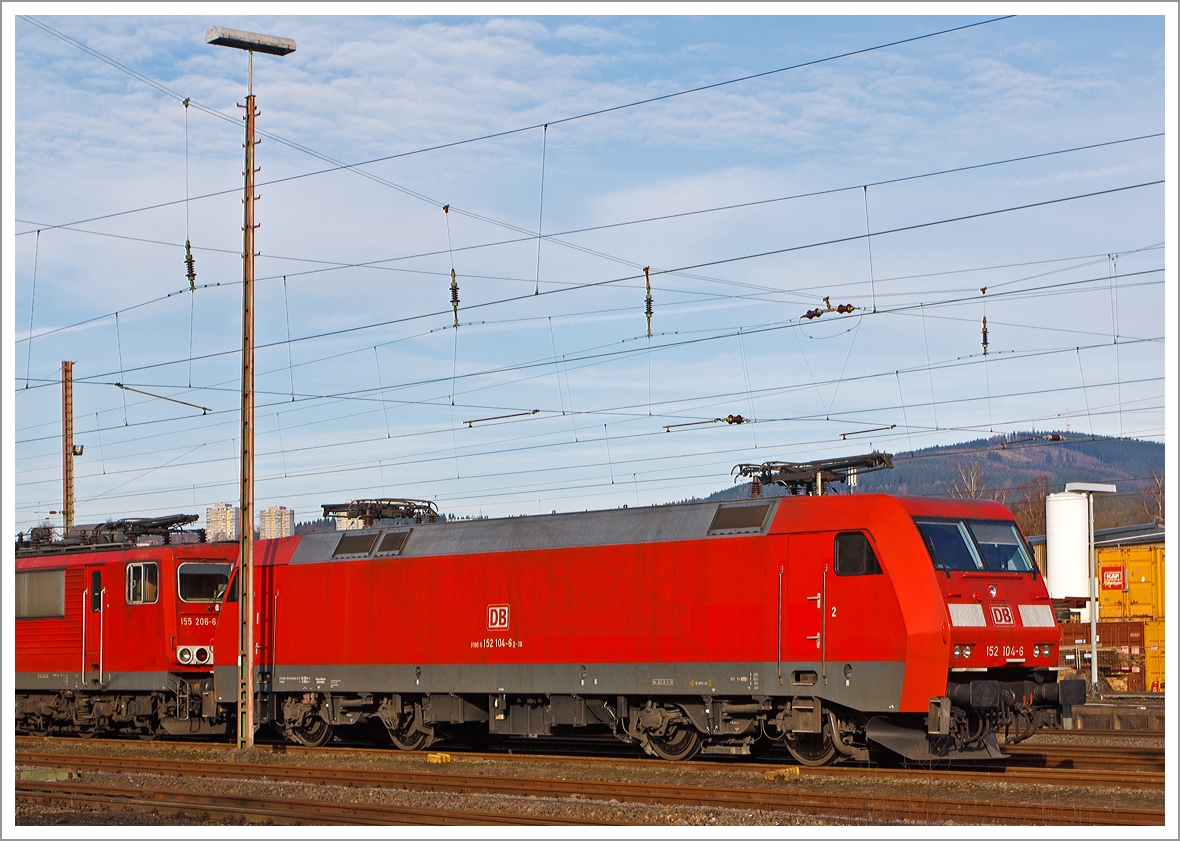 Die 152 104-6 der DB Schenker Rail Deutschland AG abgestellt am 19.01.2014 in Kreuztal. 

Die Siemens ES 64 F wurde 2000 bei Siemens (vorm. Krauss-Maffei) unter der Fabriknummer 91967 gebaut, sie hat aktuelle NVR-Nr.  91 80 6152 104-6 D-DB und die  EBA 96Q15A 104.

Als Ersatz für die schweren E-Loks der BR 150 und für Einsatzgebiete der BR 151 / 155 wurde die Beschaffung der Drehstromlok der BR 152 (Siemens ES64F) eingeleitet, sie ist eine Hochleistungslokomotive aus der Siemens ES64 EuroSprinter-Typenfamilie für den schweren Güterzugverkehr, die auch für Personenzüge genutzt werden kann.

Die Baureihe basiert auf dem von Siemens konstruierten Prototyp ES64P. Da jedoch klar war, dass die Maschinen ausschließlich im Güterverkehr eingesetzt werden sollten und eine Höchstgeschwindigkeit von 140 km/h als ausreichend angesehen wurde, konnte auf die Verwendung von voll abgefederten Fahrmotoren verzichtet und auf den wesentlich einfacheren und preisgünstigeren Tatzlager-Antrieb zurückgegriffen werden. Dieser gilt durch die Verwendung moderner Drehstrommotoren bei niedrigen Geschwindigkeiten als relativ verschleißarm.

Technische Daten der BR 152:
Achsformel: Bo´Bo´
Länge über Puffer: 19.580 mm
Breite: 3.000 mm
Drehzapfenabstand: 9.900 mm
Drehgestellachsstand: 3.000 mm
Dienstmasse: 86,7 t
Höchstgeschwindigkeit: 140 km/h
Dauerleistung: 6.400 kW (8.701 PS)
Anfahrzugkraft: 300 kN
Stromsystem: 15 kV, 16 2/3 Hz