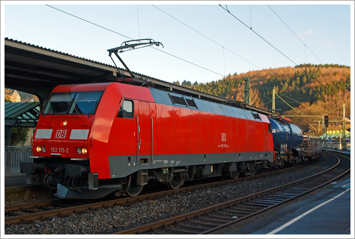 Die 152 115-2 der DB Schenker Rail fährt am 20.12.2013 mit einem gem. Güterzug, durch den Bahnhof Betzdorf/Sieg in Richtung Köln. 

Die Siemens ES64F wurde 2000 bei Siemens/KraussMaffei unter der Fabriknummer 20242 gebaut, die kompl. NVR-Nr. lautet 9180 6 152 115-2 D-DB.