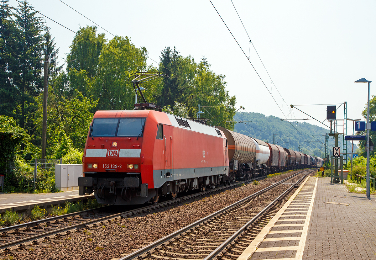 
Die 152 139-2 (91 80 6152 139-2 D-DB) der DB Schenker Rail Deutschland AG fährt am 03.07.2015 mit einem Gemischtengüterzug durch den Bf Leubsdorf in Richtung Linz.

Die Siemens ES 64 F wurde 2000 von Krauss-Maffei in München unter der Fabriknummer 20266 gebaut, der elektrische Teil wurde DUEWAG unter der Fabriknummer 91981 geliefert. 