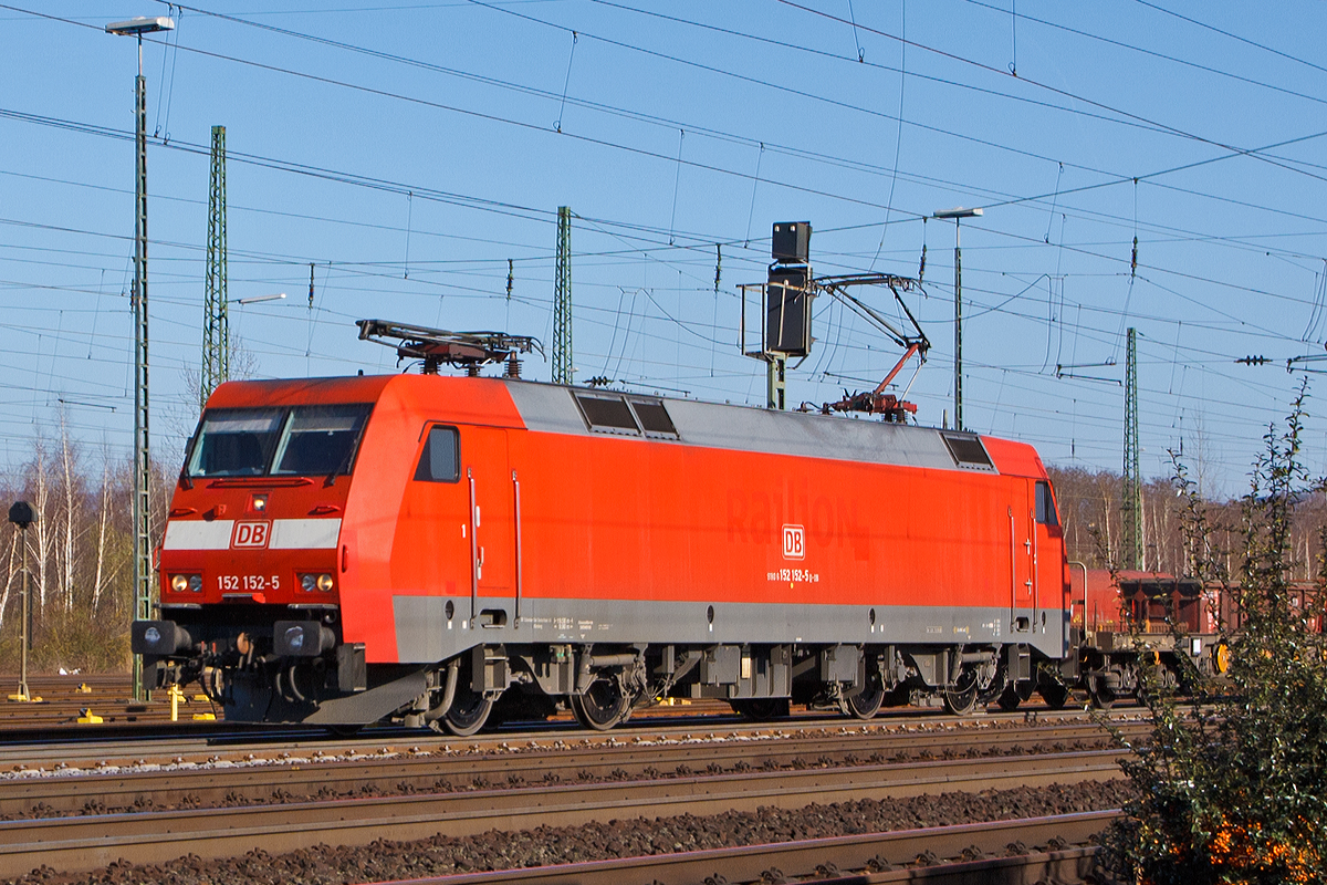 
Die 152 152-5 (91 80 6152 152-5 D-DB) der DB Cargo Deutschland AG, zieht am 09.03.2014 bei Koblenz-Lützel einen Güterzug in Richtung Norden.

Die Siemens ES 64 F wurde 2000 von Krauss-Maffei/Siemens unter der Fabriknummer 20279 gebaut. 