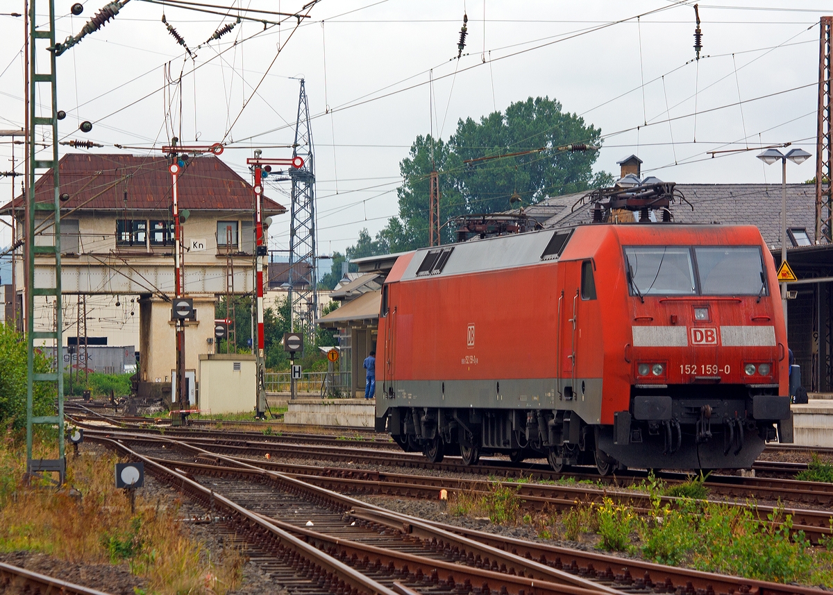 Die 152 159-0 der DB Schenker Rail ist am 03.09.2013 in Kreuztal abgestellt. 

Die Siemens ES64F wurde 2001 unter der Fabriknummer 91991 gebaut.