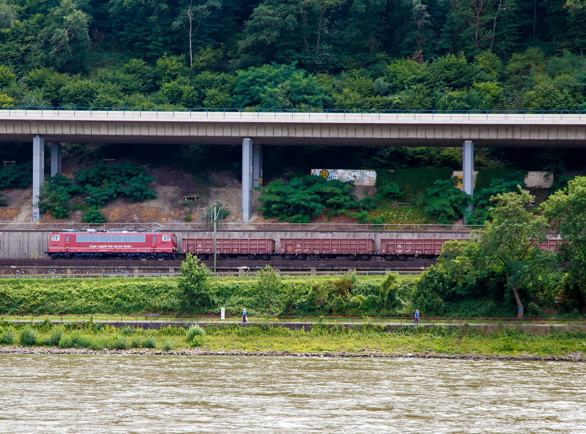 
Die 155 016-9 (91 80 6155 016-9 D-CLR) der Cargo Logistik Rail-Service GmbH (Barleben) f�hrt am 30.07.2017 mit einem G�terzug auf der linken Rheinseite in Richtung Norden, hier ist sie kurz vor Andernach. 

Die Lok wurde 1977 von LEW (VEB Lokomotivbau Elektrotechnische Werke Hans Beimler) in Hennigsdorf unter der Fabriknummer 14776 gebaut und als 250 016-3 an die DR (Deutsche Reichsbahn) geliefert. 
Weiterer Lebenslauf:
01.01.1992 Umzeichnung in DR 155 016-9
01.01.1994 Umzeichnung in DB 155 016-9 (91 80 6155 016-9 D-DB)
2016 ging sie an die CLR - Cargo Logistik Rail-Service GmbH (Barleben)