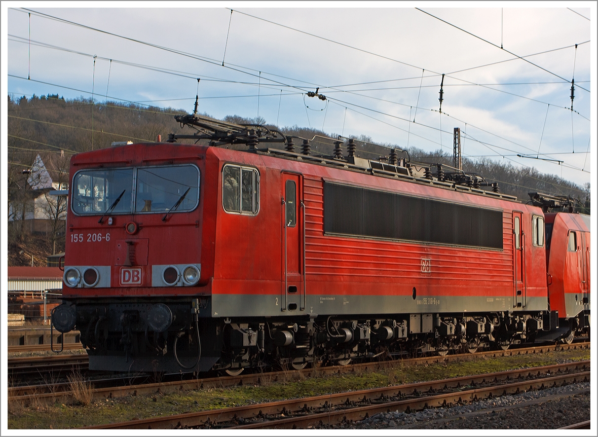 Die 155 206-6 (ex DR 250 206-0) der DB Schenker Rail Deutschland AG abgestellt am 19.01.2014 in Kreuztal. 

Die Lok wurde 1983 bei LEW (VEB Lokomotivbau Elektrotechnische Werke Hans Beimler) in Hennigsdorf unter der Fabriknummer 18191 gebaut und als 250 206-0 an die DR (Deutsche Reichsbahn) geliefert. 

Seit 2007 hat sie die NVR-Nummer  91 80 6155 206-6 D-DB.