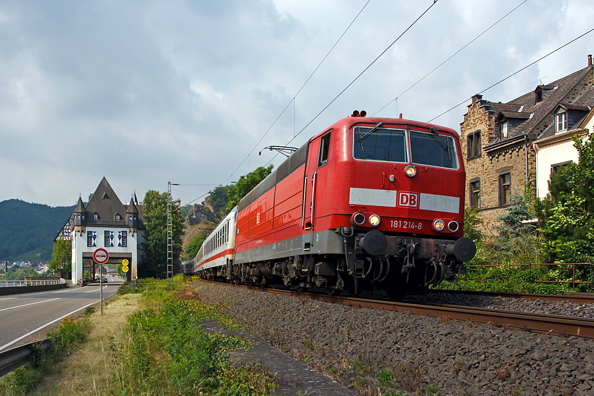 
Die 181 214-8  Mosel  zieht den IC 133  Ostfriesland  Luxemburg - Norddeich Mole am 22.06.2014 durch Kobern-Gondorf in Richtung Koblenz.

Die Lok wurde 1974 von Krupp unter der Fabriknummer 5280 gebaut, der elektrische Teil ist von AEG (Fabriknummer 8851), am 10.12.1974 erfolgte die Abnahme durch die DB. Sie hat die NVR-Nummer 9  91 80 6181 214-8 D-DB und gehört zum Bestand der DB Fernverkehr AG.
