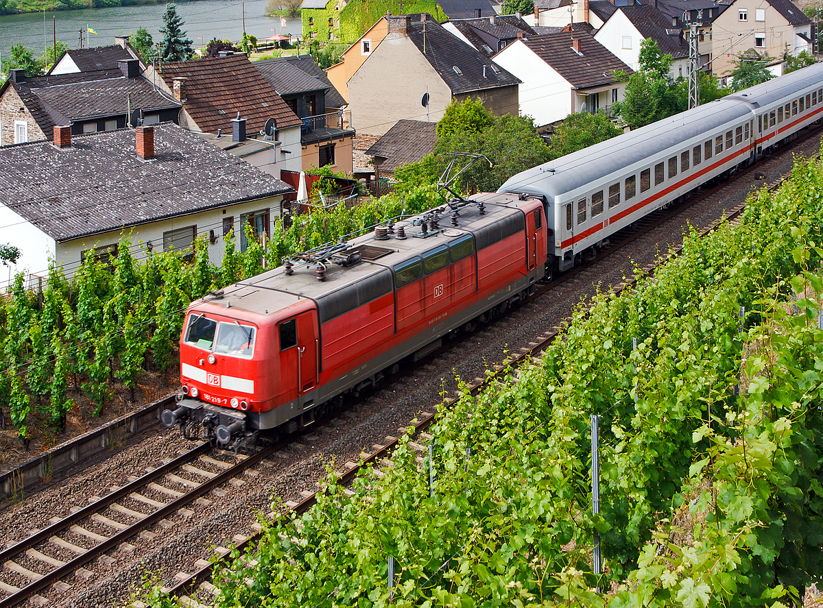 
Die 181 219-7 zieht den IC 133  Ostfriesland  (Luxemburg - Norddeich Mole) am 21.06.2014 durch Hatzenport in Richtung Koblenz. 

Die Lok wurde 1974/75 von Krupp unter der Fabriknummer 5285 gebaut, der elektrische Teil ist von AEG (Fabriknummer 8856), am 28.01.1975 erfolgte die Abnahme durch die DB. Sie hat die NVR-Nummer 91 80 6181 219-7 D-DB und gehört zum Bestand der DB Fernverkehr AG.
