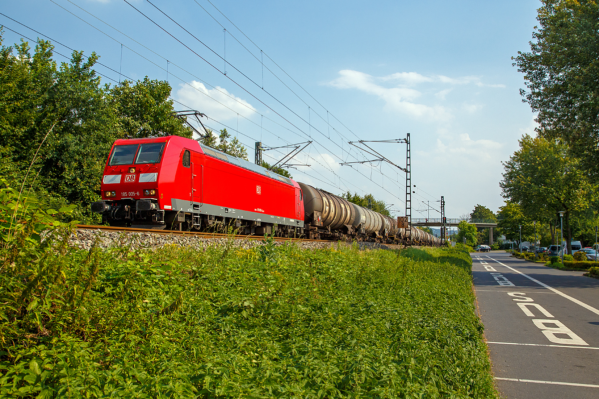 
Die 185 005-6 (91 80 6185 005-6 D-DB) der DB Cargo f�hrt am 14.07.2018 mit einem, mit Methanol beladenen, Kesselwagenzug durch Bad Honnef in Richtung Norden.