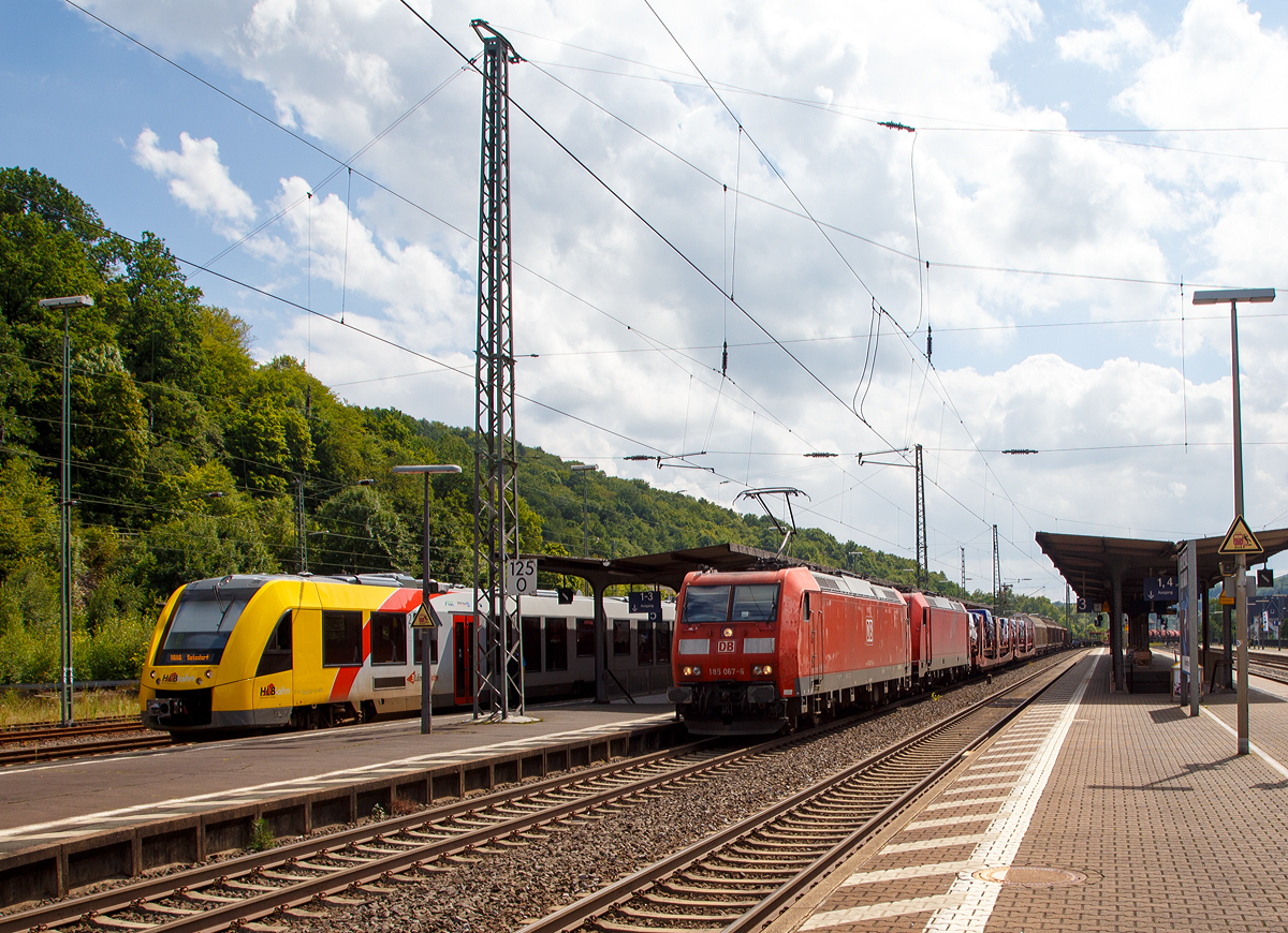 
Die 185 067-6 (91 80 6185 067-6 D-DB), eine TRAXX F140 AC1 der DB Cargo AG f�hrt am 13.08.2017 mit einer kalten 185.2er (TRAXX F140 AC2) und einem gemischten G�terzug durch den Banhhof Dillenburg in Richtung Norden. 

inten auf Gleis 5 steht der VT 506 (95 80 1648 106-0 D-HEB / 95 80 1648 606-9 D-HEB), ein Alstom Coradia LINT 41 der neuen Generation,, der HLB (Hessische Landesbahn GmbH) als RB 96  Hellertalbahn  (Dillenburg - Haiger - Neunkirchen - Herdorf - Betzdorf) bereit.