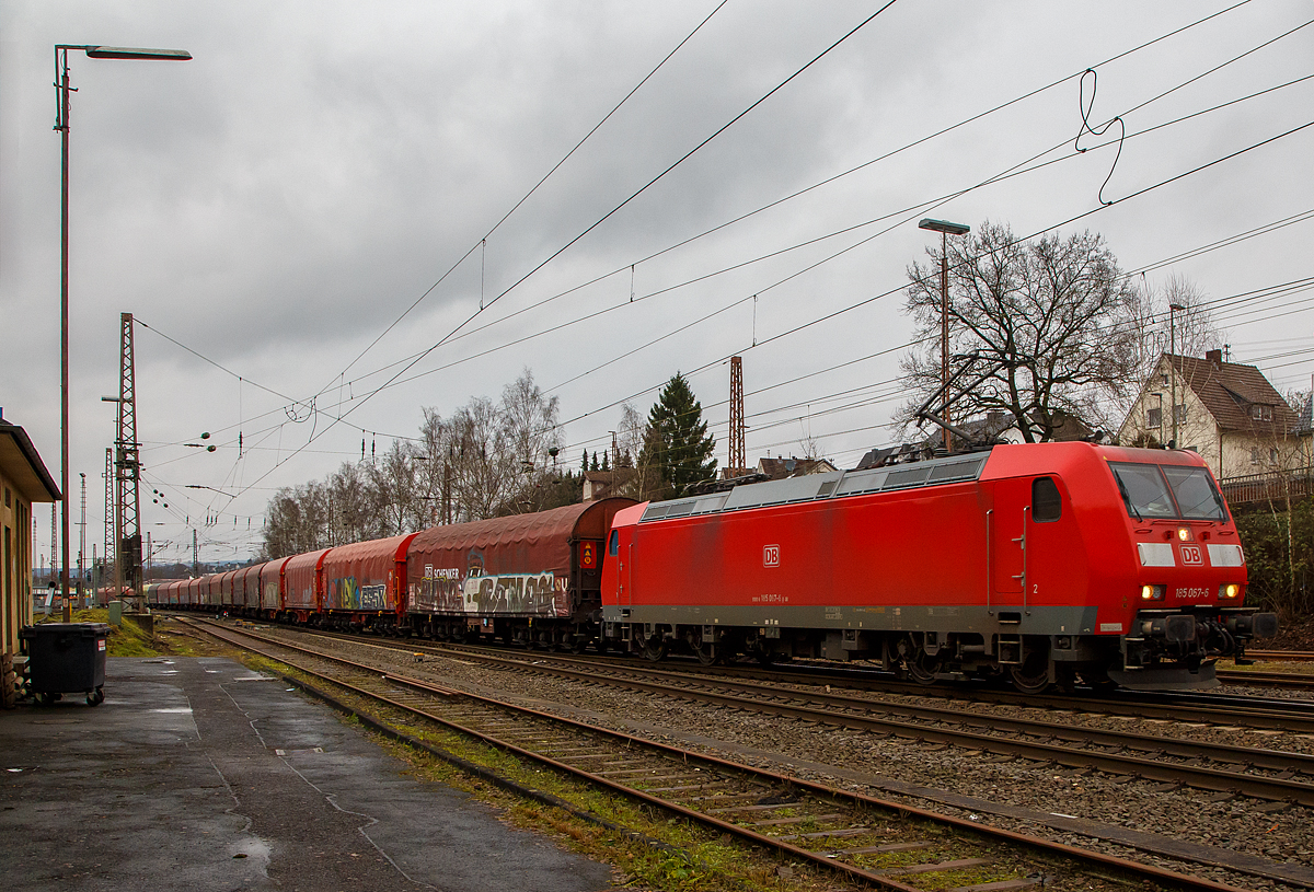 Die 185 067-6 (91 80 6185 067-6 D-DB) der DB Cargo AG erreicht mit einem langen Coilzug am 29.12.2021 Kreuztal und bringt in den Rbf.

Die TRAXX F140 AC1 wurde 2002 bei Bombardier in Kassel unter der Fabriknummer 33475 gebaut.
