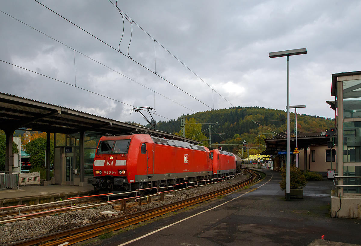 
Die 185 068-4 (91 80 6185 068-4 D-DB) der DB Cargo zieht die kalten 185 002-3 (91 80 6185 002-3 D-DB) und einem gemischten Güterzug durch den Bahnhof Betzdorf/Sieg in Richtung Köln.