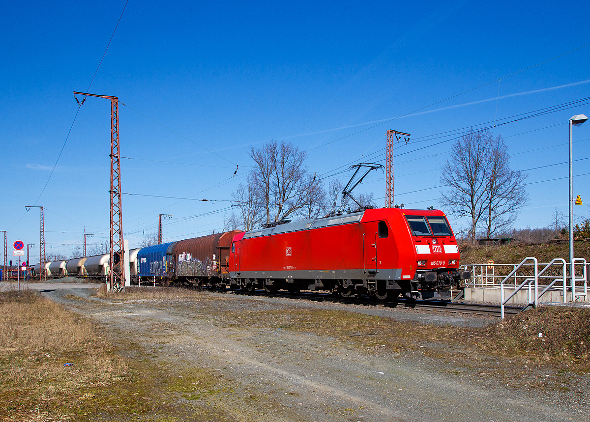Die 185 070-0 (91 80 6185 070-0 D-DB) der DB Cargo AG fährt am 30.03.2021 mit einem gemischten Güterzug auf der Dillstrecke (KBS 445) durch Rudersdorf (Kr. Siegen) in Richtung Süden.

Die TRAXX F140 AC1 wurde 2002 von Bombardier Transportation GmbH in Kassel unter der Fabriknummer 33485 gebaut.
