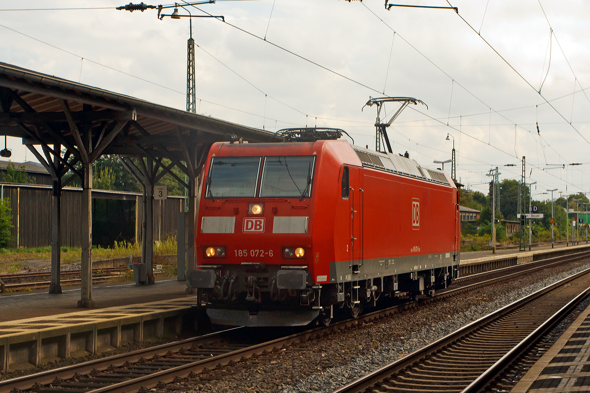 
Die 185 072-6 der  DB Schenker Rail Deutschland AG rauscht als Lz (solo) am 29.08.2014 durch den Bahnhof Bonn-Beuel in Richtung Norden.  

Die TRAXX F140 AC1 wurde 2002 von Bombardier in Kassel unter der Fabriknummer 33487 gebaut und an die damalige DB Cargo AG geliefert.