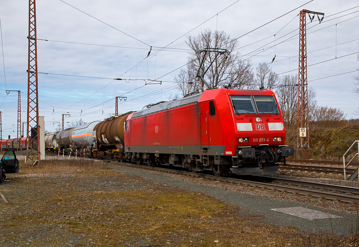 Die 185 073-4 (91 80 6185 073-4 D-DB) der DB Cargo AG fährt am 20.03.2021, mit einem sehr langen gemischten Güterzug, durch Rudersdorf (Kr. Siegen) über die Dillstrecke (KBS 445) in südlicher Richtung. Der Zug war wohl schwer, denn am Zugschluss befand sich noch die an die DB Cargo AG vermietete Railpool 151 099-9 (91 80 6151 099-9 D-Rpool) als Nachschiebelok. 
Einen lieben Gruß an den netten Lokführer der 185 073-4 zurück.

Die TRAXX F140 AC wurde 2002 bei Bombardier in Kassel unter der Fabriknummer 33488 gebaut.