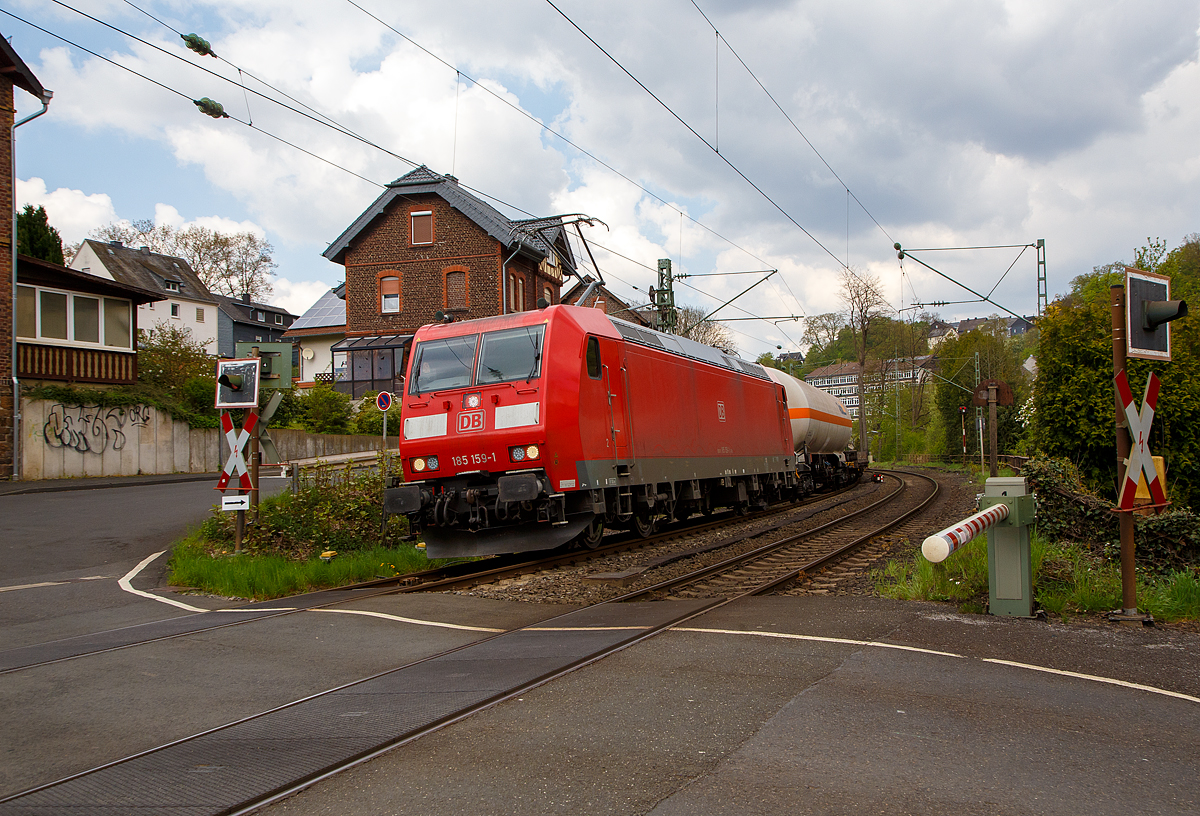 Die 185 159-1 (91 80 6185 159-1 D-DB) der DB Cargo AG fährt am 27.04.2022 mit einem gemischten Güterzug durch Kirchen (Sieg) in Richtung Köln.

Die TRAXX F 140 AC1wurde 2003 von der Bombardier Transportation GmbH in Kassel unter der Fabriknummer 33632 gebaut.
