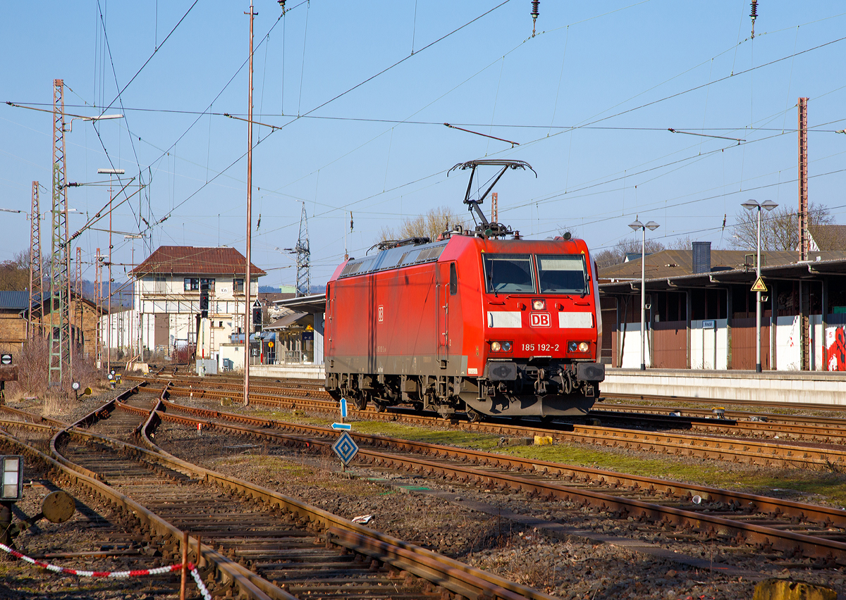 
Die 185 192-2 (91 80 6185 192-2 D-DB) der DB Schenker Rail Deutschland AG rangiert am 27.02.2016 in Kreuztal, später fährt sie zum Rangierbahnhof um dort einen Güterzug an den Haken zu nehmen. 

Die TRAXX F140 AC wurde 2004 bei Bombardier in Kassel unter der Fabriknummer 33682 gebaut.
