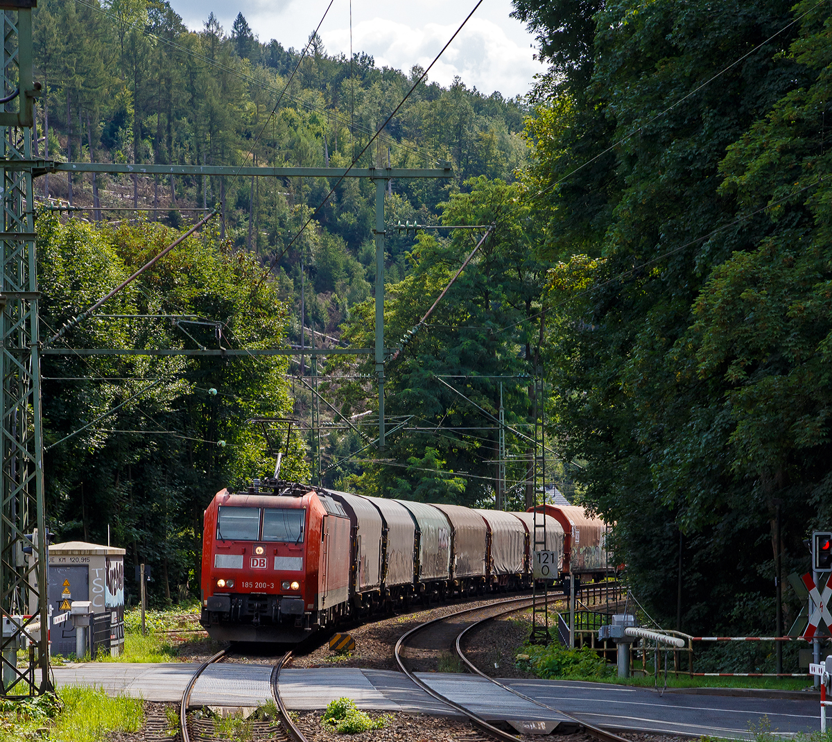 Die 185 200-3 (91 80 6185 200-3 D-DB) der DB Cargo AG fährt am 21.08.2021 mit einem gemischten Güterzug, durch Kirchen/Sieg in Richtung Siegen. (Aufnahme vom Bahnsteig).

Die TRAXX F140 AC1 wurde 2004 bei Bombardier in Kassel unter der Fabriknummer 33711 gebaut. Sie war die letzte an die DB Cargo AG (damals Railion Deutschland AG) gelieferten der Serie TRAXX F140 AC1. Danach begann mit der 185 201-1 die Serie der TRAXX F140 AC2.

