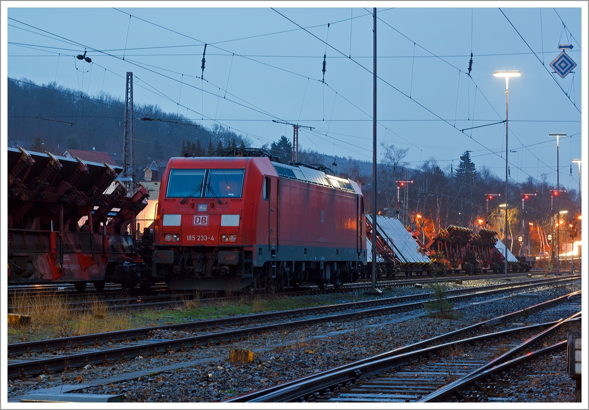Die 185 233-4 der DB Schenker Rail abgestellt am 04.01.2014 in Kreuztal. 

Die TRAXX F140 AC2 wurde 2005 unter der Fabriknummer 33758 bei Bombardier in Kassel gebaut.