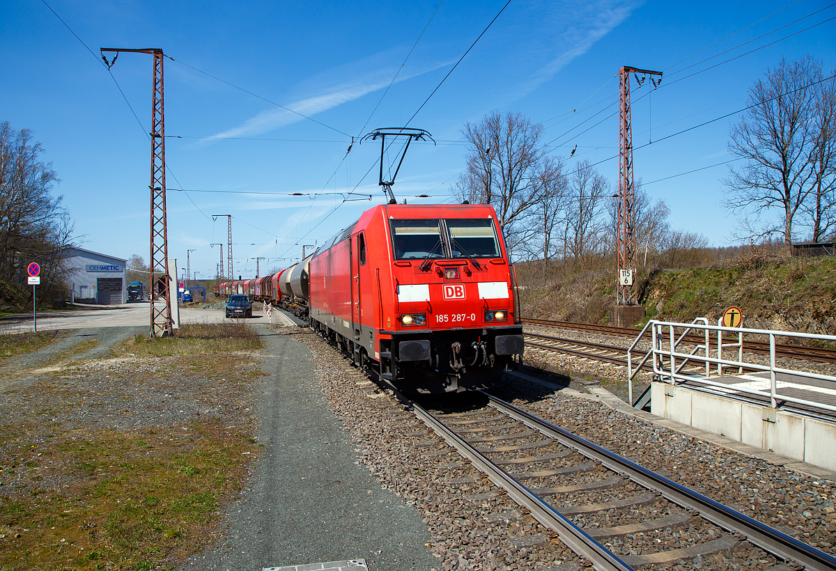 Die 185 287-0  (91 80 6185 287-0 D-DB) der DB Cargo Deutschland AG fährt am 22.04.2021, mit einem gemischten Güterzug auf der Dillstrecke (KBS 445), durch Rudersdorf (Kreis Siegen) in südlicher Richtung. 

Die TRAXX F140 AC2 wurde 2007 von Bombardier in Kassel unter der Fabriknummer 34150 gebaut.
