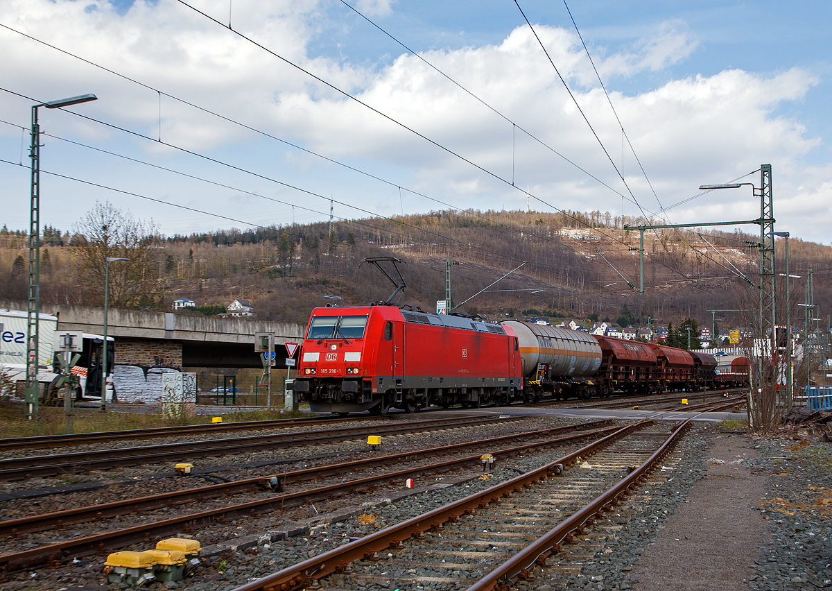 Die 185 296-1 (91 80 6185 296-1 D-DB) der DB Cargo Deutschland AG f�hrt am 09.04.2021, mit gem. G�terzug, durch Niederschelden in Richtung K�ln.

Die TRAXX F140 AC2 wurde 2007 von Bombardier in Kassel gebaut.
