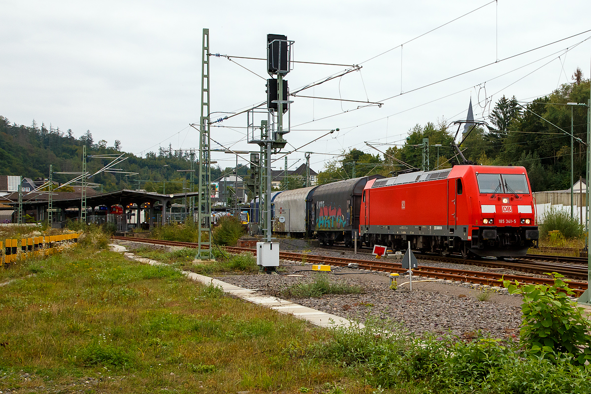 Die 185 341-5 (91 80 6185 341-5 D-DB) der DB Cargo Deutschland AG fährt am 20.09.2021 mit einem gem. Güterzug durch Betzdorf (Sieg) in Richtung Köln.
