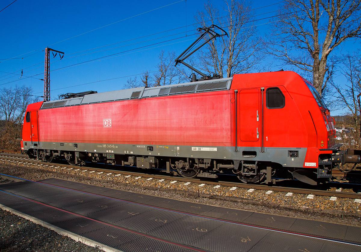 Die 185 345-6 (91 80 6185 345-6 D-DB) der DB Cargo Deutschland AG fährt am 09.03.2022, mit einem sehr langen Coilzug, durch Rudersdorf (Kr. Siegen) in nördlicher Richtung. Vermutlich waren es leere Wagen, da nur mit einer Lok gefahren wurde.

Die TRAXX F140 AC2 wurde 2008 von Bombardier in Kassel unter der Fabriknummer 34240 gebaut.