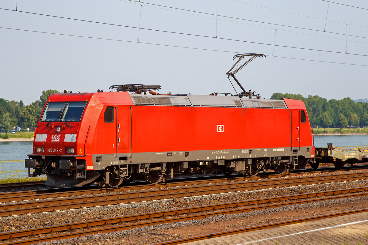 
Die 185 347-2 (91 80 6185 347-2 D-DB) der DB Schenker Rail Deutschland AG fährt am 03.07.2015 mit einem leer Zug von Flachwagen der Gattung Laadkks  durch Koblenz-Ehrenbreitstein in Richtung Süden.

Die TRAXX F140 AC 2 wurde 2008 bei Bombardier in Kassel unter der Fabriknummer 34243 gebaut. Sie hat die EBA-Nummer EBA 03J15A 130.