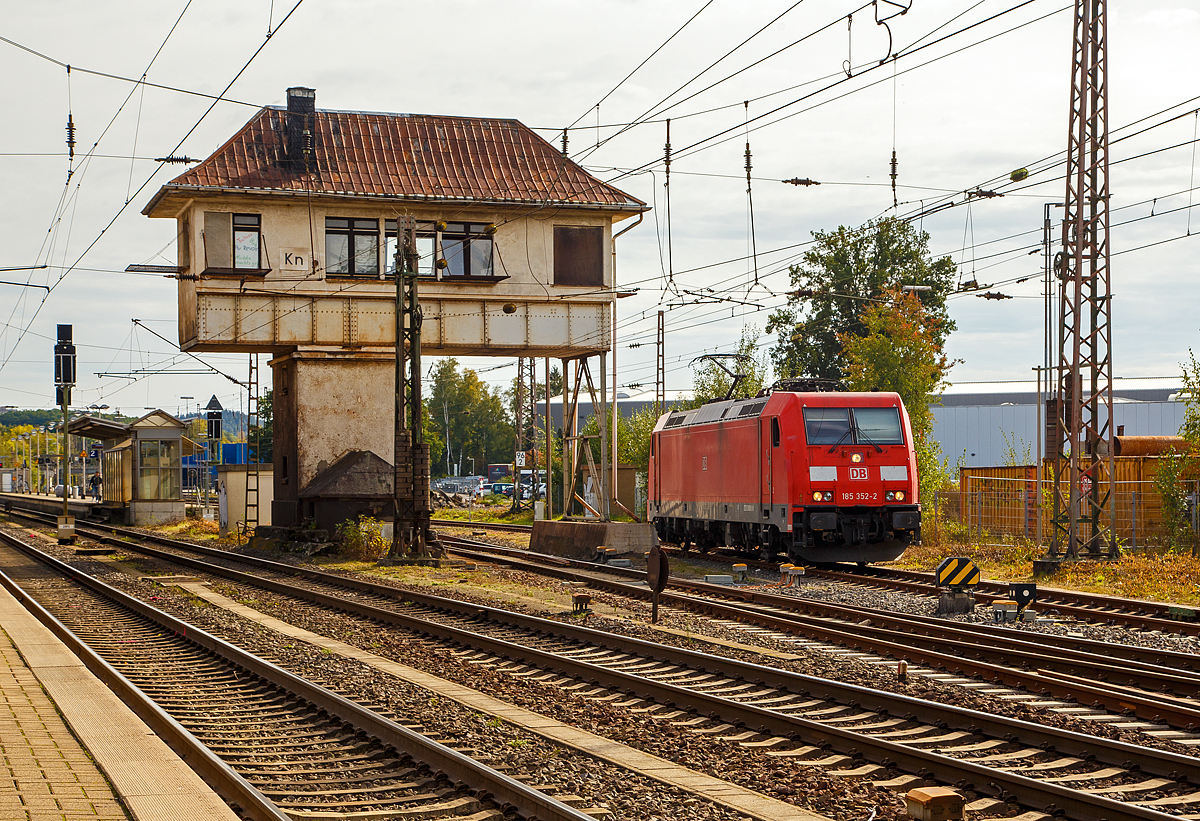 
Die 185 352-2 (91 80 6185 352-2 D-DB) der DB Cargo AG verlässt als Lz am 02.10.2020 Kreuztal in Richtung Hagen.

Links das ehemalige Reiterstellwerk Kreuztal Nord (Kn). Das elektromechanische Wärterstellwerk wurde 1931 gebaut und steht heute Denkmalschutz. Es ist nicht mehr in Betrieb, seit 2015 wird alles über das ESTW Finnentrop gesteuert.