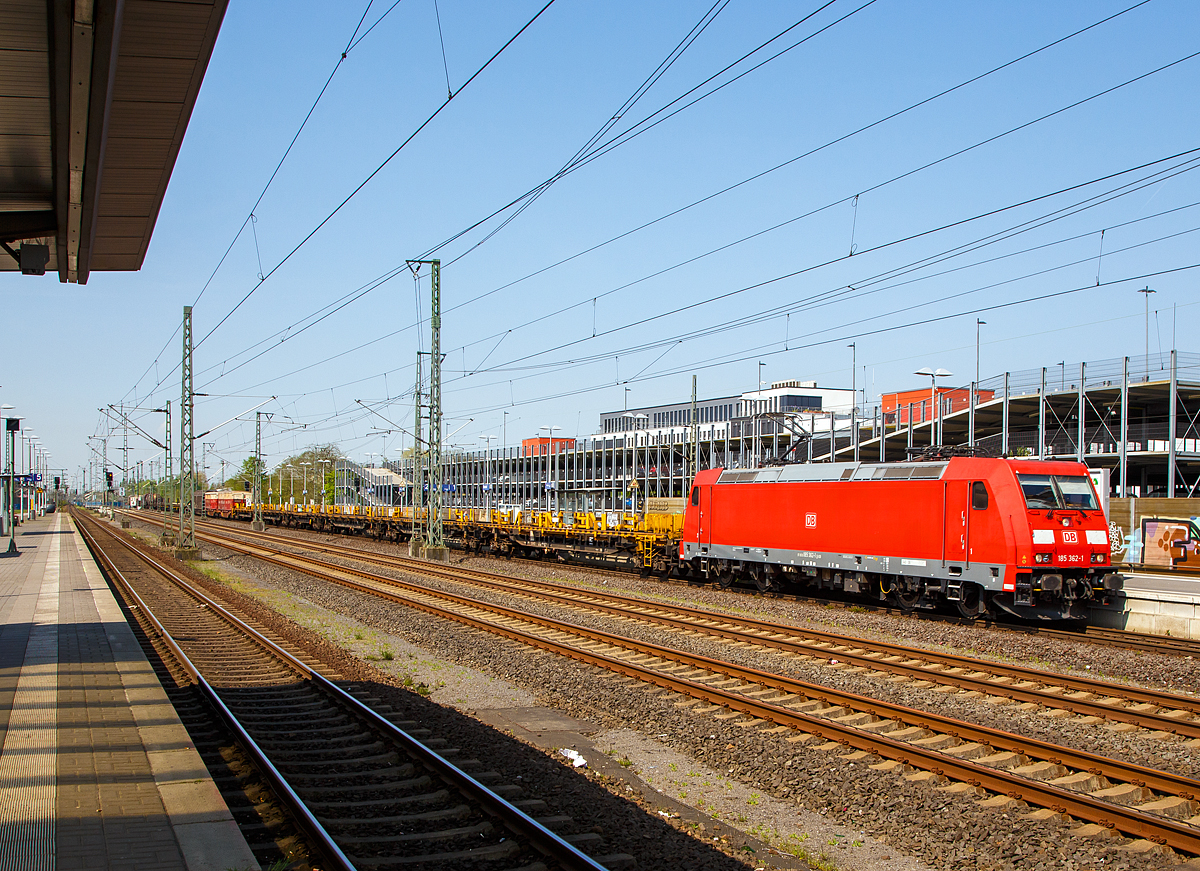 
Die 185 362-1 (91 80 6185 362-1 D-DB) der DB Cargo AG fährt am 20.04.2018 mit einem gem. Güterzug durch den Bahnhof Troisdorf in Richtung Siegen.