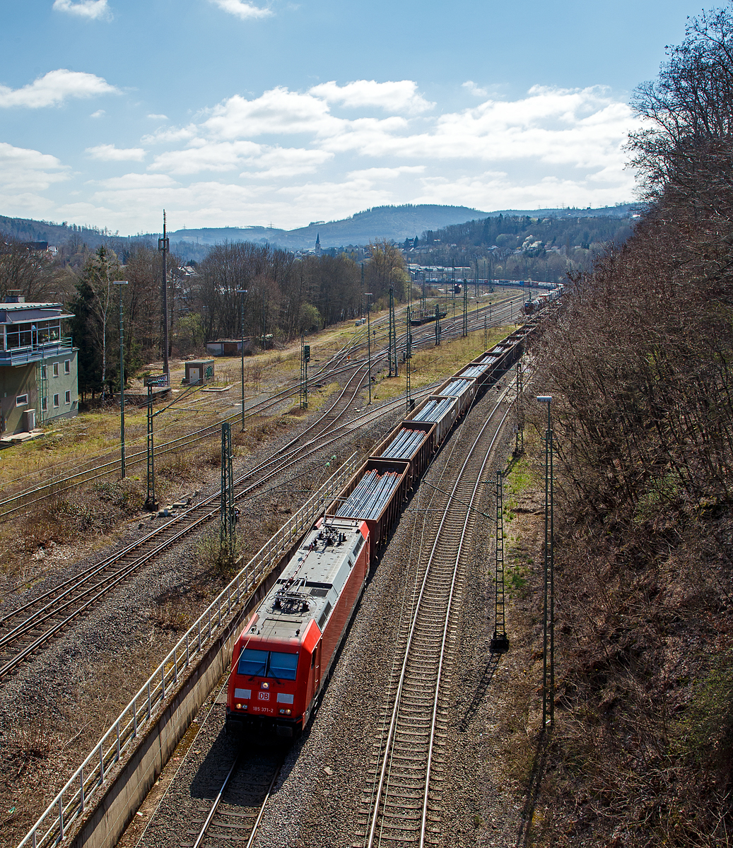 Die 185 371-2 (91 80 6185 371-2 D-DB) der DB Cargo Deutschland AG fährt am 02.04.2021, mit einem offenen Güterzug (Ganzzug mit offenen Güterwagen der Gattung Enos-x, beladen mit Tubing Rohre (Rohre für Bohrgestänge „drill pipe“), durch Betzdorf/Sieg in Richtung Köln.

Die TRAXX F140 AC2 wurde 2009 von Bombardier in Kassel unter der Fabriknummer 34649 gebaut.

Hinten im Rbf Betzdorf ist eine SBB Cargo Re 482 mit einem KV-Zug abgestellt.