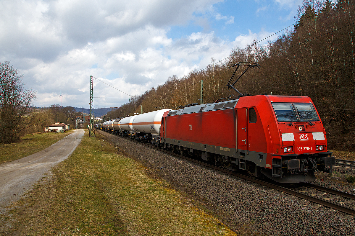 Die 185 376-1 (91 80 6185 376-1 D-DB), eine Bombardier TRAXX F140 AC2 der DB Cargo Deutschland AG fährt am 26.03.2021, mit einem langen gemischten Güterzug, durch den Hp Dillbrecht an der Dillstrecke (KBS 445) in südlicher Richtung.

Die TRAXX F140 AC2 wurde 2009 von Bombardier in Kassel unter der Fabriknummer 34659 gebaut.
