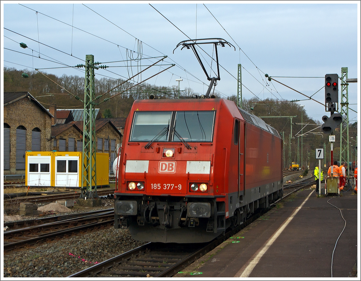 Die 185 377-9  der DB Schenker Rail Deutschland AG am 21.03.2014 beim Umsetzen in Betzdorf/Sieg, sie wechselt gleich die Fahrtrichtung um solo in Richtung Köln zu fahren. Zuvor hatte sie einen Coil-Güterzug nach Betzdorf gebracht.

Die TRAXX F140 AC2 (BR 185.2) wurde 2009 bei Bombardier in Kassel unter der Fabriknummer    34657 gebaut. Sie trägt (z.Z. der Aufnahme) die NVR-Nummer 91 80 6185 377-9 D-DB und die EBA-Nummer EBA 03J15A 160. 