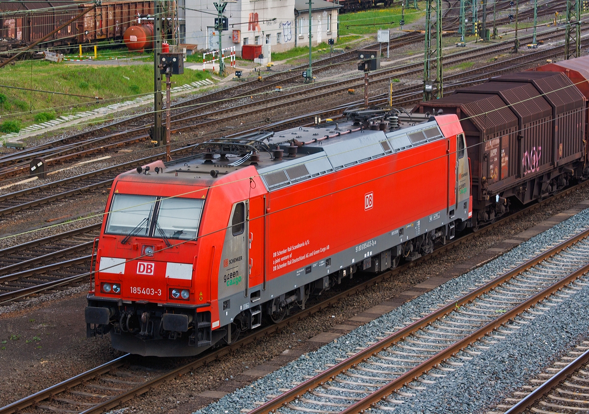 
Die 185 403-3 der DB Schenker Rail Scandinavia A/S - Dännemark (Ein Joint-Venture von DB Schenker Rail Deutschland AG und Green Cargo AB) ist am 19.04.2014 mit einem Güterzug in Kreuztal abgestellt. 

Die TRAXX F140 AC2 wurde 2009 bei Bombardier in Kassel unter der Fabriknummer 34664 gebaut, sie hat die Zulassungen für D/DK/S. Sie trägt die NVR-Nummer 91 80 6185 403-3 D-DB und hat die EBA-Nummer EBA 07G10KB 030.