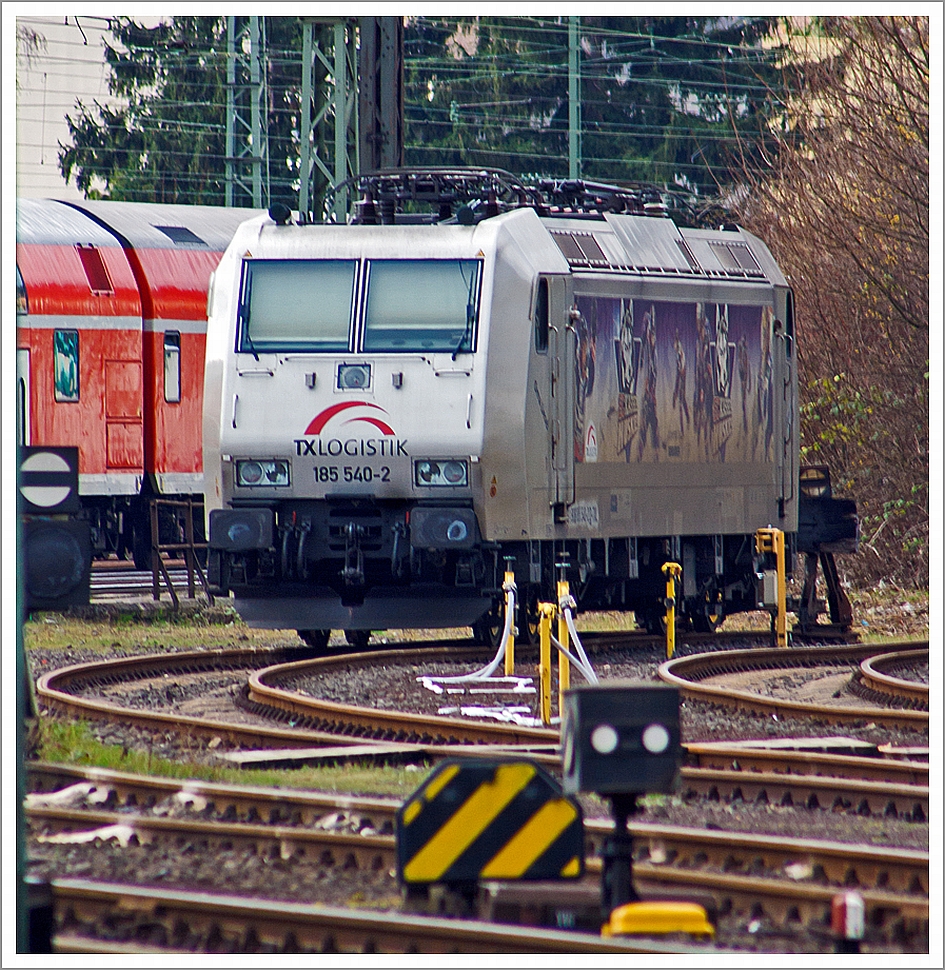 Die 185 540-2   Kassel Huskies  (eine Bombardier TRAXX F140 AC 1) der TXLogistik AG abgestellt am 13.04.2013 beim Hbf Koblenz. 
Die Lok wurde 2004 bei Bombardier in Kassel unter der Fabriknummer 33663 gebaut.