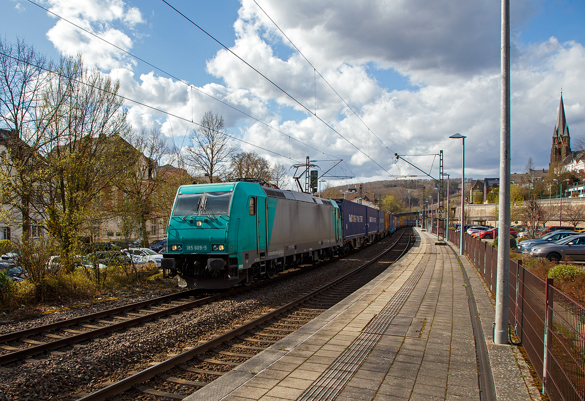 Die 185 609-5 (91 80 6185 609-5 D-ATLU) der Alpha Trains Luxembourg fährt am 07.04.2022 mit einem langen KLV-Zug durch den Bahnhof Kirchen (Sieg) in Richtung Köln. 

Die TRAXX F140 AC2 wurde 2008 von Bombardier in Kassel unter der Fabriknummer 34244 gebaut und an die Alpha Trains Belgium geliefert. Sie hat die Zulassungen für Deutschland, Österreich und Ungarn. In ihrer relativ kurzen Betriebszeit hat sie schon viele NVR-Stationen gehabt. 
