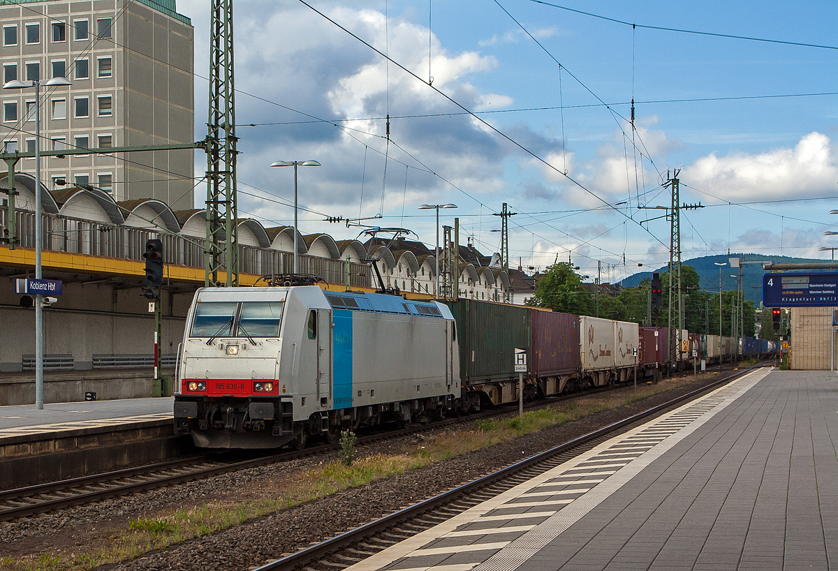 Die 185 636-8 (91 80 6185 636-8 D-Rpool) der Railpool fährt am 14.06.2013 mit einem Containerzug durch den Hbf Koblenz in nördlicher Richtung.

Die TRAXX F140 AC2 wurde 2009 bei Bombardier in Kassel unter der Fabriknummer 34702 gebaut. Damals (2013) fuhr sie für die Railpool, 2020 wurde sie an die AKIEM SAS verkauft und ist aktuell als 91 80 6185 636-8 D-AKIEM unterwegs.