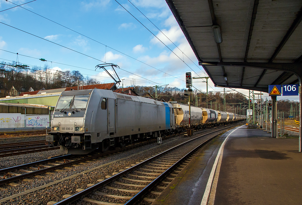 Die 185 696-2 „Marie-Chanthou“ (91 80 6185 696-2 D-Rpool) der Railpool f�hrt am 16.12.2020 mit einem Zuckerzug (VTG Trichtermittenentladewagen) durch den Bahnhof Betzdorf (Sieg) in Richtung Siegen. Bei den Wagen handelt es sich um f�r den Transport von Zucker optimierten, 4-achsige Drehgestell- Beh�lterwagen mit Trichtermittenentladung der VTG, mit einem Fassungsverm�gen von 92 m� der Gattung Uagnpps (Gattungszahl 9347, VTG Bezeichnung H45.092D). Weiter Daten zu den Wagen: http://hellertal.startbilder.de/bild/allgemein-europa~gueterwagen~gattung-u-silo-und-staubgutwagen-2/721885/4-achsige-drehgestell-schuettgutwagen-mit-dosierbarer-schwerkraftentladung-behaelterwagen.html

Die TRAXX F140 AC2 wurde 2010 von Bombardier in Kassel unter der Fabriknummer 34722 gebaut und an die Railpool geliefert. Die Lok ist f�r Deutschland, �sterreich, Schweden und Norwegen (D/A/S/N).



Die RAILPOOL GmbH mit Sitz in M�nchen ist ein Leasingunternehmen von Lokomotiven und Schienenfahrzeugen f�r den G�ter- und Personenverkehr, das in 14 europ�ischen L�ndern aktiv ist.

Hintergrund:
Railpool ist �berwiegend im Bereich der kurz- bis mittelfristigen Vermietung von Lokomotiven t�tig. Das Unternehmen bietet dabei sog. Full Service-Pakete an, mit Zusatzleistungen wie Wartung, Reparatur, Bereitstellung von Ersatzfahrzeugen bei Ausfall usw. an. Das Unternehmen Railpool wurde 2008 von der KfW IPEX-Bank und der HSH Nordbank gegr�ndet, die zu jeweils 50 % Gesellschafter waren. Im Mai 2012 gaben die Gesellschafter bekannt, Railpool verkaufen zu wollen. Im Mai 2014 wurde dann bekannt, dass der Private Equity-Investor Oaktree 100 % der Anteile �bernommen hatte. Seit Kauf durch Oaktree ist die Railpool Bidco GmbH Co. KG oberste Konzernholding in Deutschland; das operative Gesch�ft erfolgt �ber die Railpool GmbH.

Fahrzeuge:
Railpool hat einen Fahrzeugbestand von �ber 400 E-Loks. Das Unternehmen verleast moderne E-Loks der:
BR 185 - Bombardier TRAXX F140 AC2
BR 186 - Bombardier TRAXX F140 MS
(FS) E483 - Bombardier TRAXX F140 DC
BR 187 - Bombardier TRAXX F160 AC3 mit Last-Mile-Modul
BR 188 - Bombardier TRAXX F140 MS 3 (soll noch folgen)
BR 193 - Siemens Vectron AC
Anfang 2017 kaufte Railpool zusammen mit Toshiba der DB Cargo 130 Lokomotiven der Baureihe 151 und 155 ab. Die Loks wurden von 1972 bis 1978 (Baureihe 151) und 1977–1984 (155) hergestellt. Aufgrund der veralteten Technik wollte die DB Cargo nicht mehr im Eigenbesitz dieser Loks sein. Aus diesem Grund mietete sich die DB Cargo bei Railpool 100 Loks zur�ck. Die Instandhaltung �bernimmt weiterhin die Deutsche Bahn. Die restlichen 30 Lokomotiven der Baureihen 151 und 155 vermietet Railpool an andere Eisenbahnverkehrsunternehmen.

Die Railpool-Flotte ist schnell an deren Farbgebung zu erkennen. Alle Loks, bis auf die zugekauften Loks der Baureihe 151 und 155, verkehren in einem silbernen Farbkleid mit einem blauen Banner jeweils an einer Fahrzeugseite. Die Baureihen 151 und 155 verkehren in der typischen, von der Deutschen Bahn eingesetzten, Farbgebung verkehrsrot mit Streifen in tageslichtgrau. Da die zugekauften Loks kein Eigentum der Deutschen Bahn mehr sind, wurde ausschlie�lich das DB-Logo entfernt. 
Im September 2018 wurde die erste Lok der Baureihe 155 (155 138-1) in das typische Farbkleid von Railpool um lackiert.

Railpool erm�glicht es den Kunden mit der oben genannten Flotte einen Einsatz in den L�ndern Deutschland, Belgien, Niederlande, Frankreich, �sterreich, Schweiz, Italien, Tschechien, Polen, Slowakei, Ungarn, Slowenien, Kroatien, Rum�nien, Bulgarien und der T�rkei.
Au�erdem vermietet Railpool im Bereich Schienenpersonennahverkehr 45 Bombardier Twindexx-Doppelstockwagen an die D�nischen Staatsbahnen DSB und 8 Elektrotriebz�ge vom Typ Stadler GTW an Transdev in den Niederlanden.
