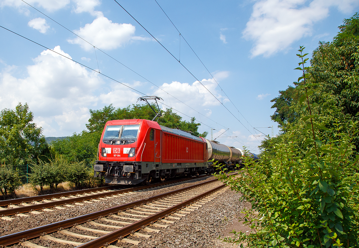 
Die 187 084-9 (91 80 6187 084-9 D-DB) der DB Cargo fährt am 14.07.2018 mit einem Kesselwagenzug, auf der KBS 465 (Rechte Rheinstrecke), durch Leutesdorf in Richtung Süden.