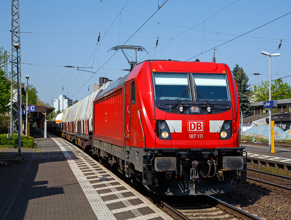 
Die 187 111-0  (91 80 6187 111-0 D-DB), eine Bombardier TRAXX F140 AC3 der DB Cargo Deutschland AG, fährt am 20.04.2018 mit einem gem. Güterzug durch den Bahnhof Bonn-Beul in Richtung Süden.