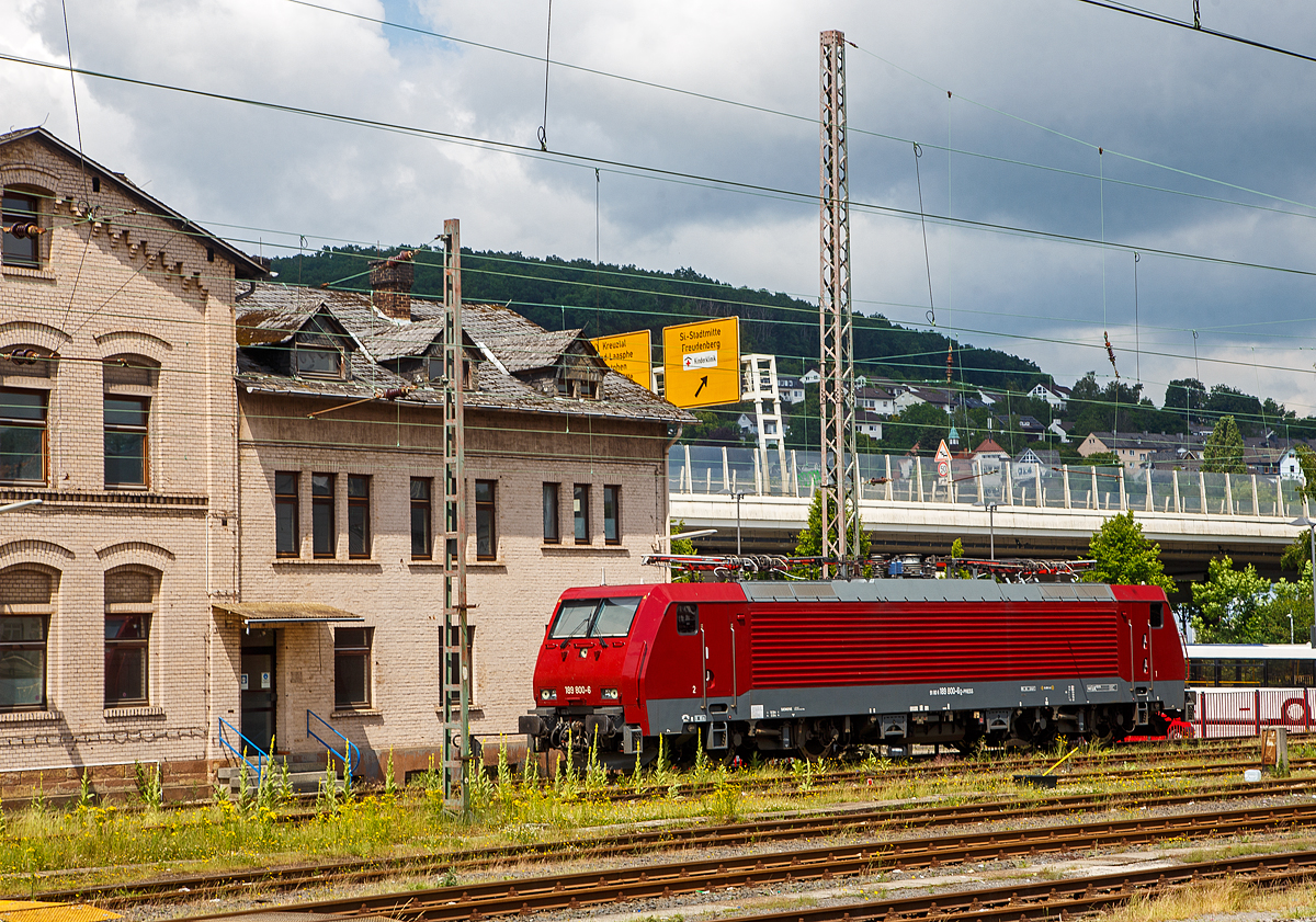 Die 189 800 - 6  Meerane  (91 80 6189 800-6 D-PRESS) ist am 09.06.2022 im Hbf Siegen, bei der ehemaligen Lokleitung, abgestellt. Die Siemens ES64F4 ist Eigentum der MTEG - Muldental Eisenbahnverkehrsgesellschaft mbH, Fahrzeugnutzer und Einsteller ist die PRESS (Eisenbahnbau- und Betriebsgesellschaft Pressnitztalbahn mbH).

Die Lok wurde 2008 von Siemens unter der Fabriknummer 21608 gebaut und an die MTEG - Muldental Eisenbahnverkehrsgesellschaft mbH (Meerane) geliefert. Länderpaket VH (Class 189 – VH) und ist für Deutschland, Österreich und Polen zugelassen.

Die Elektrolokomotive ES64F4 ist eine Variante der EuroSprinter-Lokfamilie von Siemens Mobility (vormals Siemens Transportation Systems) mit Vier-Stromsystem-Ausstattung. In Deutschland ist sie vor allem als Baureihe 189 der Deutschen Bahn im Einsatz. Sie ist in allen vier in Europa üblichen Bahnstromsystemen einsetzbar. Für die verschiedenen Bahngesellschaften können die jeweils erforderlichen Zugsicherungssystem-Komponenten als „Paket“ installiert werden.

Die Lokomotiven haben eine elektrische Bremse und Scheibenbremsen. Diese sind wegen der vergleichsweise geringen zulässigen Höchstgeschwindigkeit von 140 km/h und aus Kostengründen als Radscheibenbremsen ausgeführt und nicht, wie bei Lokomotiven des Typs ES 64 U2, auf gesonderten Bremswellen angebracht. Die Konstruktion der Lok ist aber so ausgelegt, dass auch eine Version mit einer Höchstgeschwindigkeit von 230 km/h möglich ist.

Der ölgekühlte Transformator ist unterflur angeordnet, während er in der herkömmlichen Bauweise im Lok-Kasten untergebracht war. Dadurch wurde im Lokkasten ein durchgehender Mittelgang zwischen den Führerständen ermöglicht. Beiderseits des Mittelgangs befinden sich die Stromrichter-Gestelle. Je ein Stromrichtersatz versorgt die Fahrmotoren eines Drehgestelles. Er besteht aus Gleichrichtern, die die Sekundärspannung des Transformators zunächst in Gleichstrom umwandeln, sowie jeweils drei Motorstromrichtersätzen. Zur Glättung der Zwischenkreis-Gleichspannung sind Stützkondensatoren und Saugkreisdrosseln vorhanden. Die zeitlich versetzt taktenden Motorstromrichter formen den Gleichstrom in Drehstrom um und versorgen die Fahrmotoren einzeln. Dadurch können diese auch einzeln geregelt und der Reibwert Rad-Schiene optimal ausgenutzt werden.

Beim Betrieb in Gleichstrom-Netzen wird die Fahrleitungsspannung direkt in die Zwischenkreise eingespeist, wobei die Sekundärwicklungen des Trafos als Netzfilterdrossel genutzt werden.

Die Stromrichter ermöglichen zusammen mit der elektrischen Bremse auch eine Bremsstrom-Rückspeisung mit einer Bremsleistung von theoretisch 6,4 MW. Die Bremskraft ist aber aus Gründen der Entgleisungssicherheit auf 150 kN begrenzt.

Technische Daten:
Spurweite: 1.435 mm (Normalspur)
Achsformel: Bo’Bo’
Länge über Puffer: 19.580 mm
Achsstand im Drehgestell: 2.900 mm
Dienstgewicht: 87 t
Stundenleitung: 6.400 kW bei 15 kV / 25 kV AC; 6.000 kW bei 3 kV DC und 3.000 kW bis 4.200 kW bei 1,5 kV DC
Anfahrzugkraft: 300 kN
Höchstgeschwindigkeit: 140 km/h
Stromsysteme: 15 kV, 16,7 Hz AC; 25 kV, 50 Hz AC; 1,5 kV und 3 kV DC
