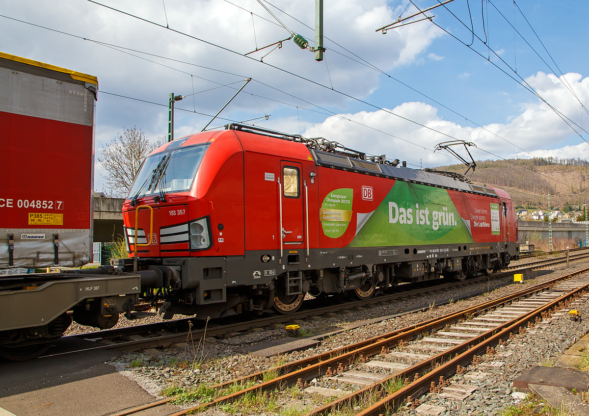 Die 193 357-1 „Das ist GRÜN“  (91 80 6193 357-1 D-DB) der DB Cargo AG fährt am 14.04.2022 mit einem KLV-Zug  durch Niederschelden in Richtung Siegen. 

Die Siemens Vectron MS (200 km/h - 6.4 MW) wurden 2018 von Siemens Mobilitiy in München-Allach unter der Fabriknummer 22480 gebaut, sie hat die Zulassungen für D/A/CH/I/NL.
