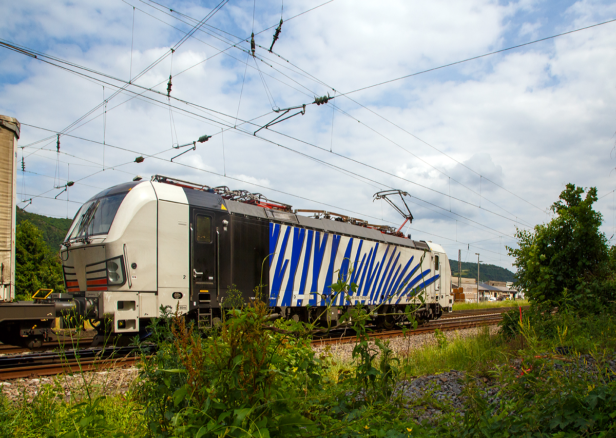 Die 193 770-5 (91 80 6193 770-5 D-LM) der Lokomotion Gesellschaft f�r Schienentraktion mbH (M�nchen) f�hrt am 16.06.2017 mit einem G�terzug durch Brohl in Richtung S�den. 

Die Vectron MS (6.4 MW - 200 km/h) wurde 2017 von Siemens in M�nchen unter der Fabriknummer 22061 gebaut. Zulassungen hat sie f�r Deutschland, �sterreich und Italien.