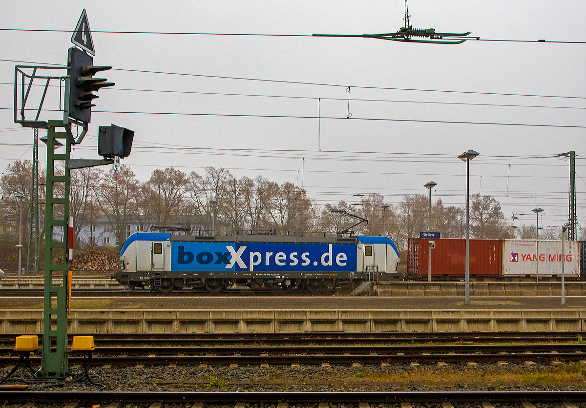 Die 193 842 (91 80 6193 842-2 D-BOXX) der boxXpress.de GmbH (Hamburg) fährt am 12.11.2021 mit einem KLV-Zug durch den Bahnhof Gießen in südlicher Richtung.

Die Siemens Vectron AC wurde 2014 von Siemens Mobilitiy in München-Allach unter der Fabriknummer 21930 gebaut. Diese Vectron Lokomotive ist als AC – Lokomotive (Wechselstrom-Variante) mit 6.400 kW konzipiert und zugelassen für Deutschland und Österreich, sie hat eine Höchstgeschwindigkeit von 160 km/h.
