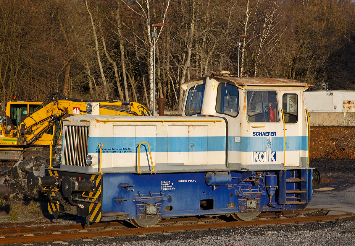 
Die 2-achsige dieselhydraulische Rangierlokomotive vom Typ Gmeinder 130 PS der Schaefer Kalk GmbH & Co. KG (Werk Steeden) am 02.01.2018 in Runkel-Steeden.

Die Lok wurde 1963 von Gmeinder & Co. (Mosbach) unter der Fabriknummer 5254 gebaut und an die Rheinisch-Westfälische Kalkwerke, Werk Stromberg als RWK Nr. 1 geliefert, nach der Stilllegung des Kalkwerkes zum 01.07.2010 kam sie nach Steeden.

TECHNISCHE DATEN (laut Anschriften):
Hersteller: Gmeinder, Mosbach
Gebaute Stückzahl: 2
Spurweite: 1435 mm
Achsfolge: B
Dienstgewicht: 22 t
Höchstgeschwindigkeit: 21 km/h
Motorleistung: ca. 130 PS (515 kW)
Bremse: K-P
Bremsgewicht: 17 t
Weitere Daten leider unbekannt
