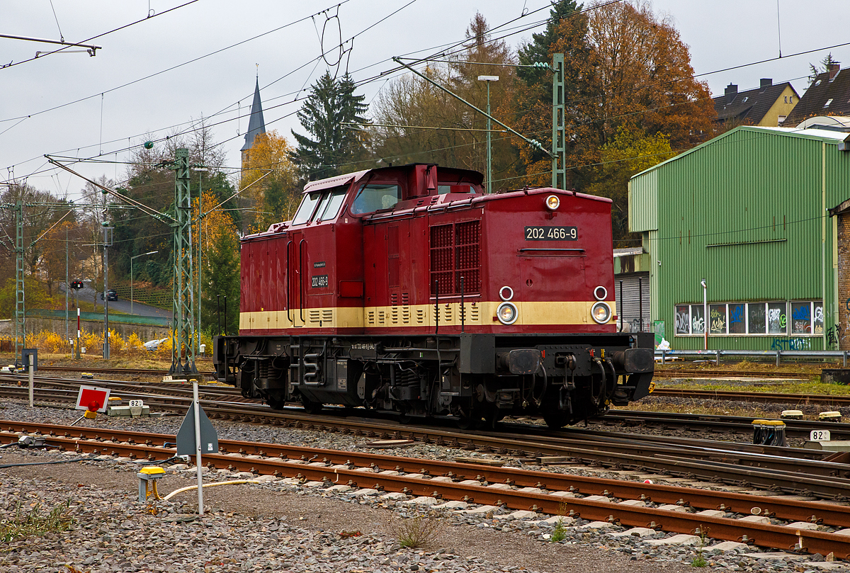 Die 202 466-9 (92 80 1202 466-9 D-SKLUS) der SKL Umschlagservice Magdeburg GmbH & Co. KG, ex DB 202 466-9, ex DR 112 466-8, ex DR 110 466-0, f�hrt am 20.11.2021 als Lz durch Betzdorf/Sieg in Richtung K�ln.

Die V 100.1 wurde 1972 bei LEW (VEB Lokomotivbau Elektrotechnische Werke „Hans Beimler“, Hennigsdorf) unter der Fabriknummer 11305 gebaut und als 110 466-0 an die DR (Deutsche Reichsbahn) ausgeliefert. Im Jahr 1979 erhielt sie einen 1.200 PS Motor und 1981 erfolgte der Umbau in DR 112 466-8, zum 01.01.1992 die Umzeichnung in DR 202 466-9, als diese ging sie dann zum 01.01.1994 zur DB AG bist zur Ausmusterung im Dezember 2000. Im Jahr ging sie an die SFZ - Schienenfahrzeugzentrum Stendal (heute ALS - ALSTOM Lokomotiven Service GmbH), wo die 100 km/h schnelle Lok eine Remotorisierung mit einem Caterpillar V-12-Zylinder-Viertakt-Dieselmotor mit Turboaufladung und Ladeluftk�hlung vom Typ CAT 3512 DI-TA (170 mm Bohrung / 190 mm Hub) mit einer Leistung von 1.082 kW / 1.472 PS bekam.

Weiterer Lebenslauf:
•	Oktober 2001 an boxXpress.de GmbH als 206 466-5
•	2005 an EMN - Eisenbahnbetriebe Mittlerer Neckar GmbH (Kornwestheim) als V 203 01, 2007 Vergabe der NVR-Nummer  92 80 1202 466-9 D-EMN
•	2009 an Uwe Adam EVU GmbH (Eisenach)  20  -  Gauner 
•	Im April 2017 ging sie dann an die SKL Umschlagservice Magdeburg GmbH & Co. KG. Die Gesellschaft hat ihren Hauptsitz auf dem Gel�nde des ehemaligen Schwermaschinenbaukombinates  Karl Liebknecht  (SKL) in Magdeburg-Buckau und betreibt dort auch die Eisenbahninfrastruktur.
