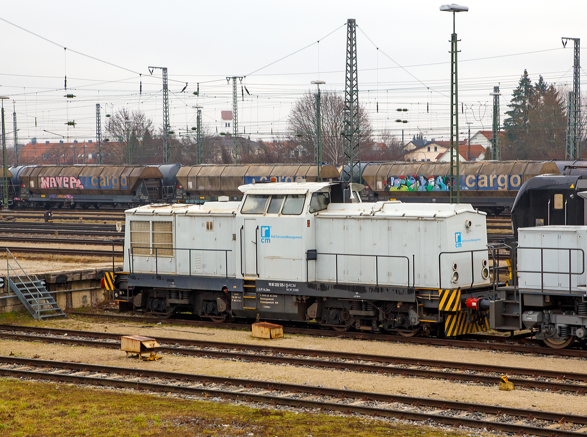 
Die 202 535-1 (98 80 3202 535-1 D-RCM) der RCM Rail Care and Management GmbH (München) abgestellt am 29.12.2016 beim Hauptbahnhof Ingolstadt.

Die V 100.4 wurde 1983 von LEW (VEB Lokomotivbau Elektrotechnische Werke „Hans Beimler“, Hennigsdorf) unter der Fabriknummer 1772 gebaut und  an das VEB Kaliwerk  Ernst Thälmann  als WL 2 geliefert. 
