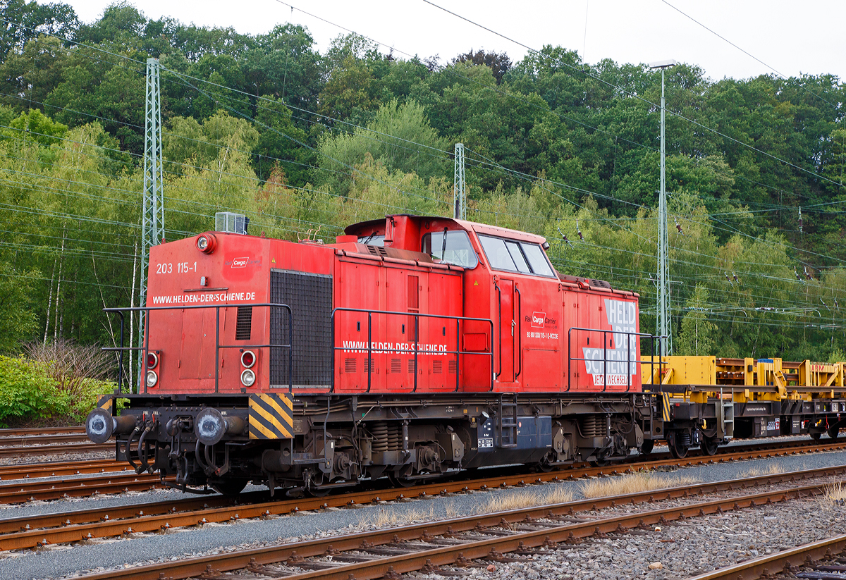 
Die 203 115-1  Held der Schiene  (92 80 1203 115-1 D-RCCDE) der Rail Cargo Carrier - Germany GmbH (ehem. EBM Cargo) ist am 09.08.2019 mit einem Langschienenzug in Betzdorf (Sieg) abgestellt.

Die V 100.1 wurde 1972 bei LEW (VEB Lokomotivbau Elektrotechnische Werke „Hans Beimler“, Hennigsdorf) unter der Fabriknummer 13489 gebaut und als 110 450-4 an die DR ausgeliefert. 1984 erfolgte der Umbau in 112 450-2, die Umzeichnung in 202 450-3 erfolgte 1992, die Ausmusterung bei der DB erfolgte 1998. Im Jahre 2002 erfolgte durch ALSTOM Lokomotiven Service GmbH, Stendal der Umbau gemäß Umbaukonzept  BR 203.1  in die heutige 203 115-1, die Inbetriebnahme war im Jahr 2005. Von 2005 bis Dezember 2010 war die Lok von ALSTOM Lokomotiven Service GmbH wieder an die DB (DB Regio bzw. DB Schenker) vermietet, bis sie Anfang 2011 an die EBM verkauft wurde. 