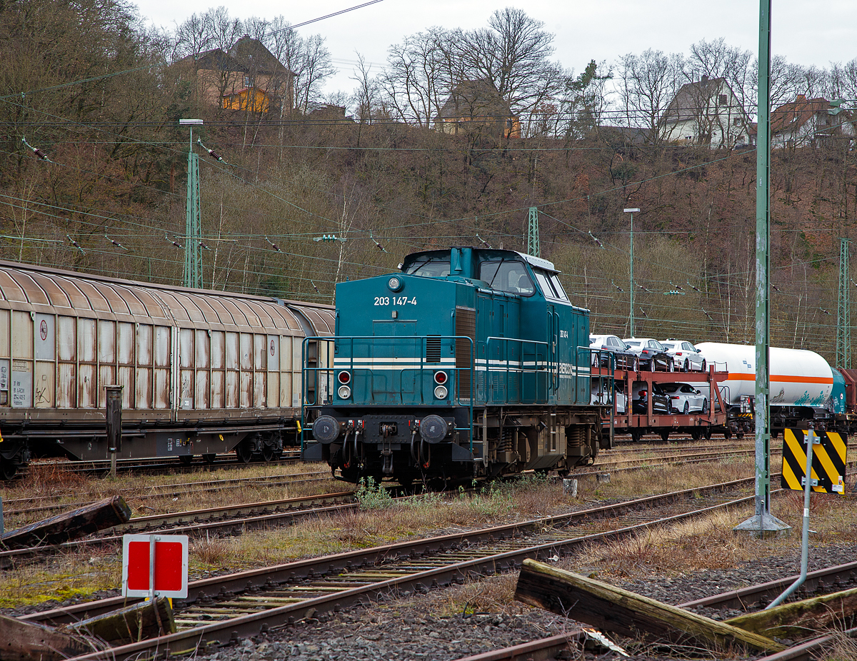 Die 203 147-4 (92 80 1203 147-4 D-EGOO) der e.g.o.o. Eisenbahngesellschaft Ostfriesland-Oldenburg mbH, ex DB 202 357-0, ex DR 112 357-9, ex DR 110 357-1, ist am 22.02.2022 (noch) im Rbf Betzdorf (Sieg) abgestellt.

Die e.g.o.o. Eisenbahngesellschaft Ostfriesland-Oldenburg mbH, war ein ehemaliges Tochterunternehmen des deutschen Windenergieanlagen Herstellers ENERCON GmbH. Zum 1. Dezember 2020 hat die Hermann Bettels GmbH & Co. KG das Auricher Eisenbahnverkehrsunternehmen übernommen. 
 
Die Diesellok ein  DR V 100.1 wurde 1971 von LEW (VEB Lokomotivbau Elektrotechnische Werke „Hans Beimler“, Hennigsdorf) unter der Fabriknummer 12866 gebaut und als DR 110 357-1an die Deutsche Reichsbahn ausgeliefert. 1984 erfolgte bereits eine Remotorisierung und 1987 die Umzeichnung in DR 112 357-9. Zum 01.01.1992 erfolgte die Umzeichnung in DR 202 357-0 und zum 01.01.1994 dann DB AG. Die Ausmusterung bei der DB erfolgte 1999. Im Jahre 1999 ging sie an die SFZ - Schienenfahrzeugzentrum Stendal. Von der ALS - ALSTOM Lokomotiven Service GmbH in Stendal erfolgte dann 2002 der Umbau gemäß Umbaukonzept  BR 203.1  in die heutige 203 147-4. Im Jahr  2008  wurde sie an die e.g.o.o. Eisenbahngesellschaft Ostfriesland-Oldenburg mbH in Aurich  verkauft, wo sie erst als V 100 e.g.o.o. 001 Freya Fresena“ (92 80 1203 147-4 D-ECAU) geführt wurde. Nach der Umlackierung 2011 durch die ALS in Stendal erfolgte die Umzeichnung in 203 147-4 (92 80 1203 147-4 D-EGOO).


TECHNISCHE DATEN:
Spurweite: 1.435 mm (Normalspur)
Achsanordnung: B'B'
Länge über Puffer: 14.240mm
Radsatzabstand im Drehgestell: 2.300mm
Drehzapfenabstand: 7.000mm
Höhe über SO: 4.255mm
Dienstgewicht: 69 t

Motor: 12-Zylinder CATERPILLAR-Dieselmotor mit Direkteinspritzung, Abgasturbolader und Ladeluftkühlung, vom Typ CAT 3512 DI-TA
Motorleistung: 1.305 kW (1.774 PS)
Nenndrehzahl: 1.800 U/min
Hubraum: 51,8 Liter (Bohrung-Ø 170 x Hub 190 mm)
Motorgewicht: 6.537 kg

Getriebe: Voith Strömungsgetriebe GSR 30/5,7
Leistungsübertragung: dieselhydraulisch
Anfahrzugkraft: 207 kN
Höchstgeschwindigkeit: 100 km/h
Kleinste Dauerfahrgeschwindigkeit: 11,1 km/h
Kleinster befahrbarer Gleisbogenradius: 80m