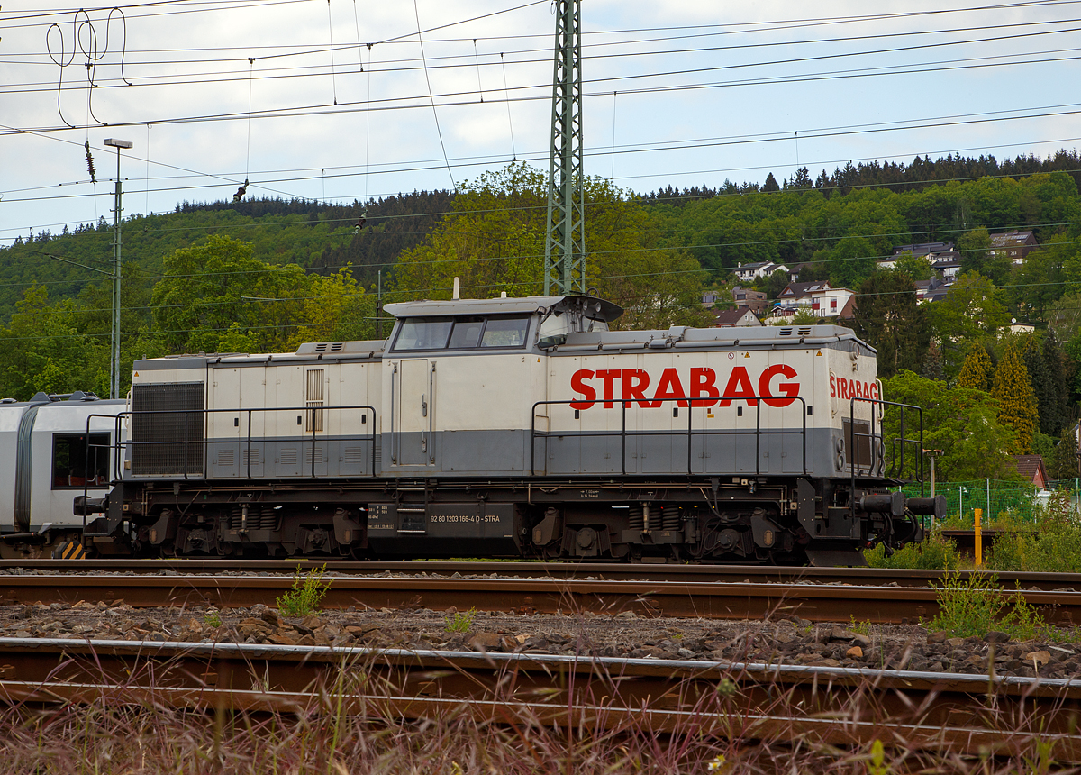 
Die 203 166-4 (92 80 1203 166-4 D-STRA) der STRABAG Rail GmbH, ex 202 412-3, ex DR 112 412-2, ex DR 110 412-4, ist am 16.05.2016 in Betzdorf/Sieg abgestellt.

Die V 100.1 wurde 1971 von LEW (VEB Lokomotivbau Elektrotechnische Werke „Hans Beimler“ Hennigsdorf) unter der Fabriknummer 12921 gebaut und an die DR als 110 412-4 ausgeliefert. Der Umbau in 112 412-2 erfolgte 1981 im BW Brandenburg, eine Umzeichnung in DR 202 412-3 erfolgte zum 01.01.1992 und 1994 ging sie dann mit in die DB über. Die z-Stellung und Ausmusterung erfolgten 1998 und wurde an die SFZ - Schienenfahrzeugzentrum Stendal (später ALSTOM Lokomotiven Service GmbH) verkauft. 

Von ALSTOM Lokomotiven Service GmbH in Stendal erfolgte 2002 dann der Umbau gemäß Umbaukonzept  BR 203.1  in die heutige 203 166-4. Die STRABAG Rail GmbH kaufte sie dann 2012.


Technische Daten:
Spurweite: 1.435 mm (Normalspur)
Achsanordnung: B'B'
Länge über Puffer: 13.945 mm
Radsatzabstand im Drehgestell: 2.300mm
Drehzapfenabstand: 7.000mm
Kleinster befahrbarer Gleisbogenradius: 100m
Dienstgewicht: 69 t
Leistungsübertragung: dieselhydraulisch
Höchstgeschwindigkeit: 100 km/h
Kleinste Dauerfahrgeschwindigkeit: 11,1 km/h

Motortyp: Caterpillar 3512 B DI-TA
Motorart: 12-Zylinder-Dieselmotor mit Direkteinspritzung, Abgasturbolader und Ladeluftkühlung
Motorleitung: 1.305 kW (1.775 PS) bei 1.600 U/min
Hubraum: 51,8 l (Bohrung-Ø 170 x Hub 190 mm)
Motorgewicht: 6.537 kg
Getriebe: Voith Strömungsgetriebe GSR 30/5,7
